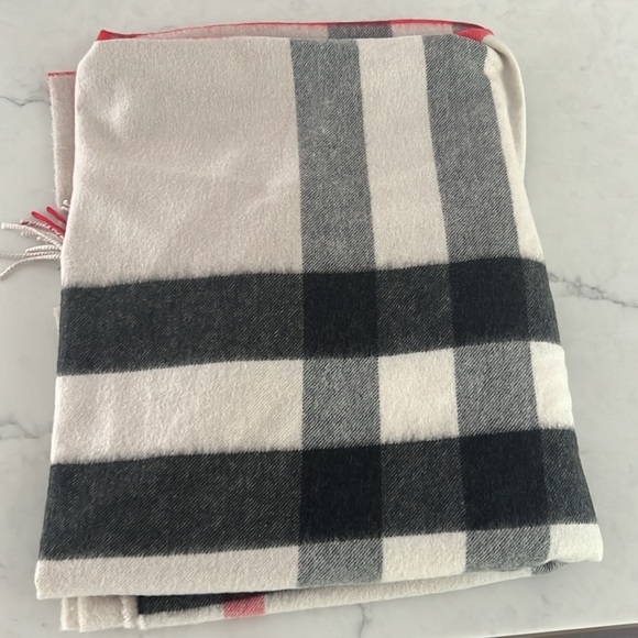 Burberry poncho wrap - Picture 8 of 9